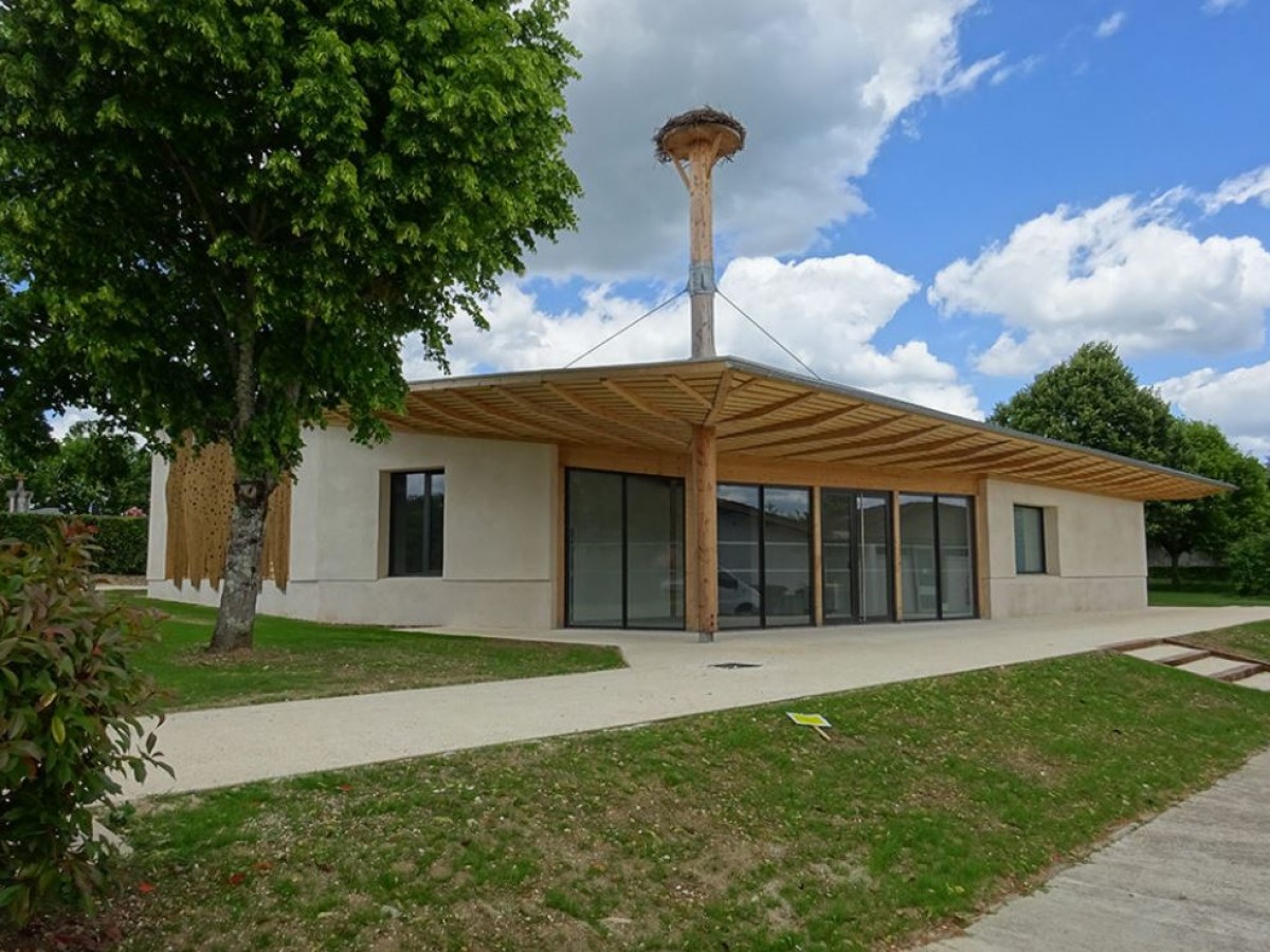 Salle activités sports
<br>Construction biosourcée - ossature bois - isolation botte de paille - enduit terre